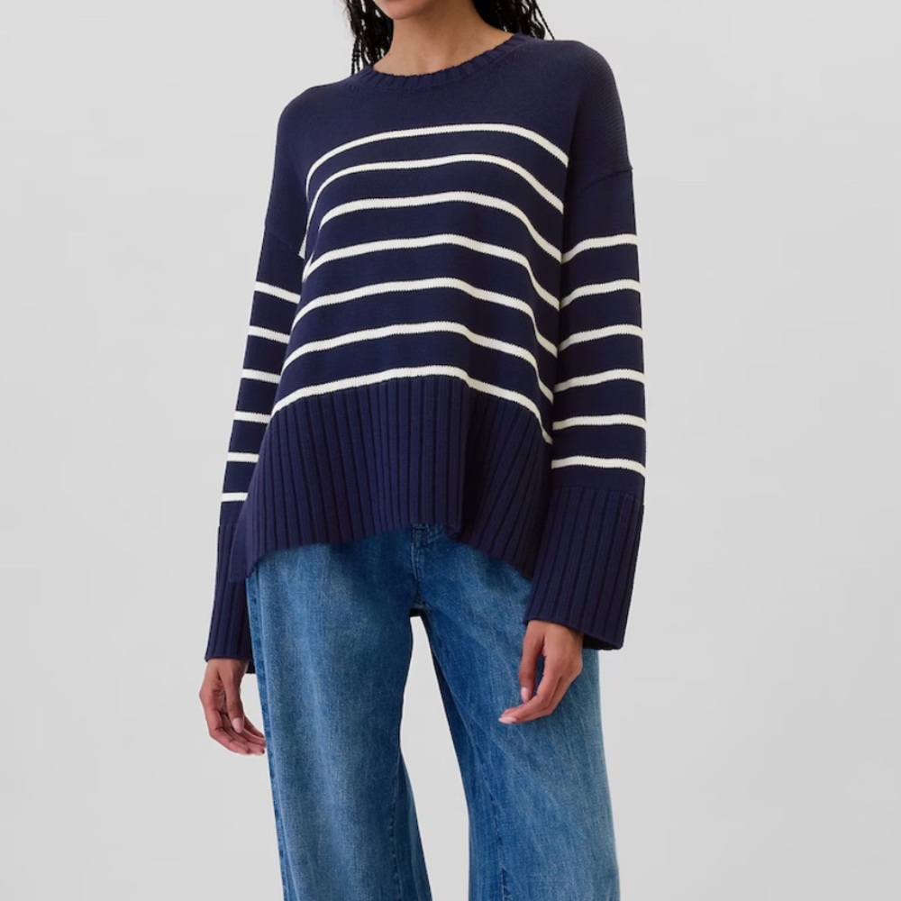 NWT Gap Women’s Oversized 24/7 Split-Hem Crewneck Sweater, navy blue and white